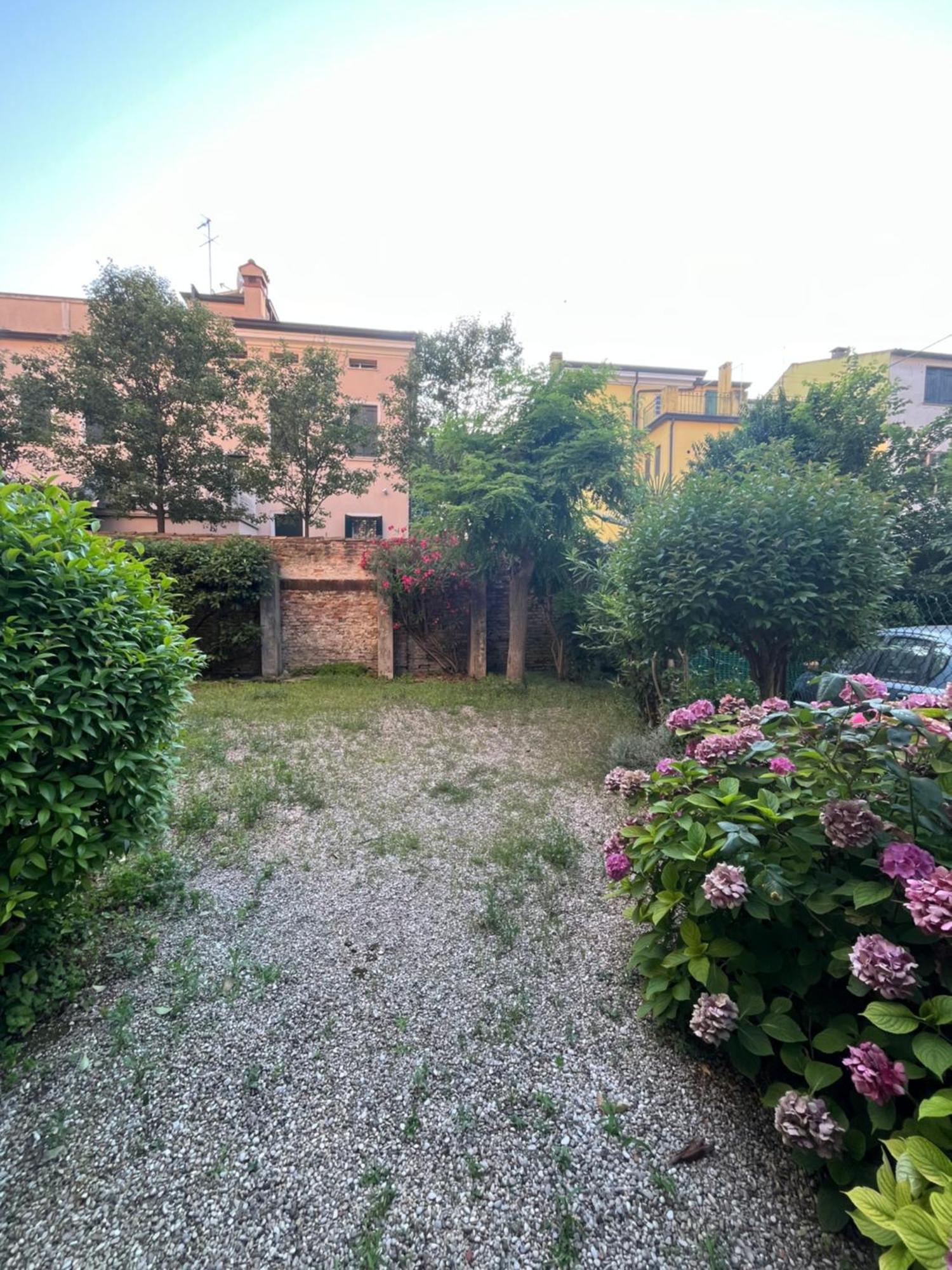 Residenza Delle Farfalle-tripla Con Bagno Privato E Matrimoniale Con Bagno Condiviso *