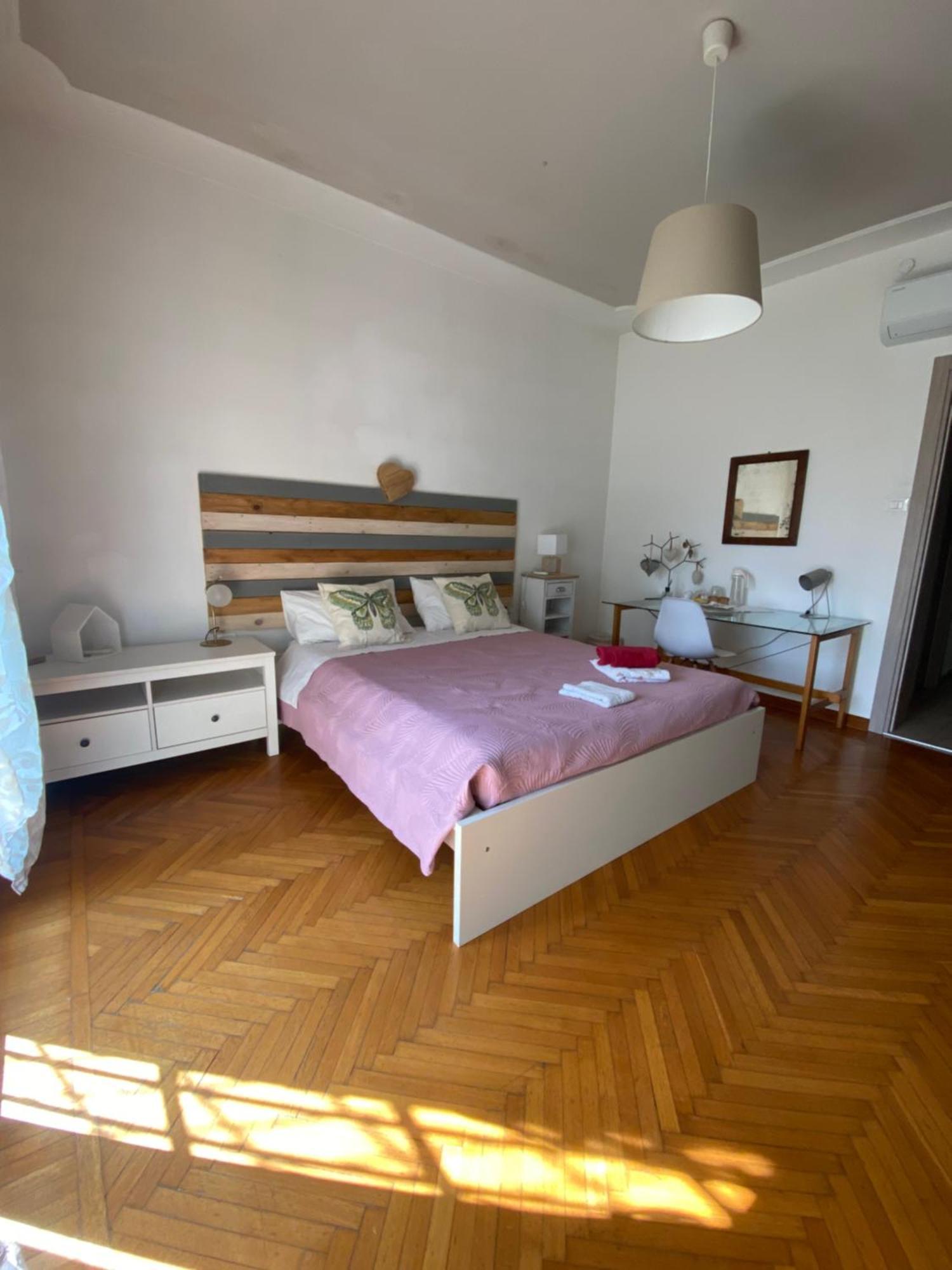Residenza Delle Farfalle-tripla Con Bagno Privato E Matrimoniale Con Bagno Condiviso Affittacamere