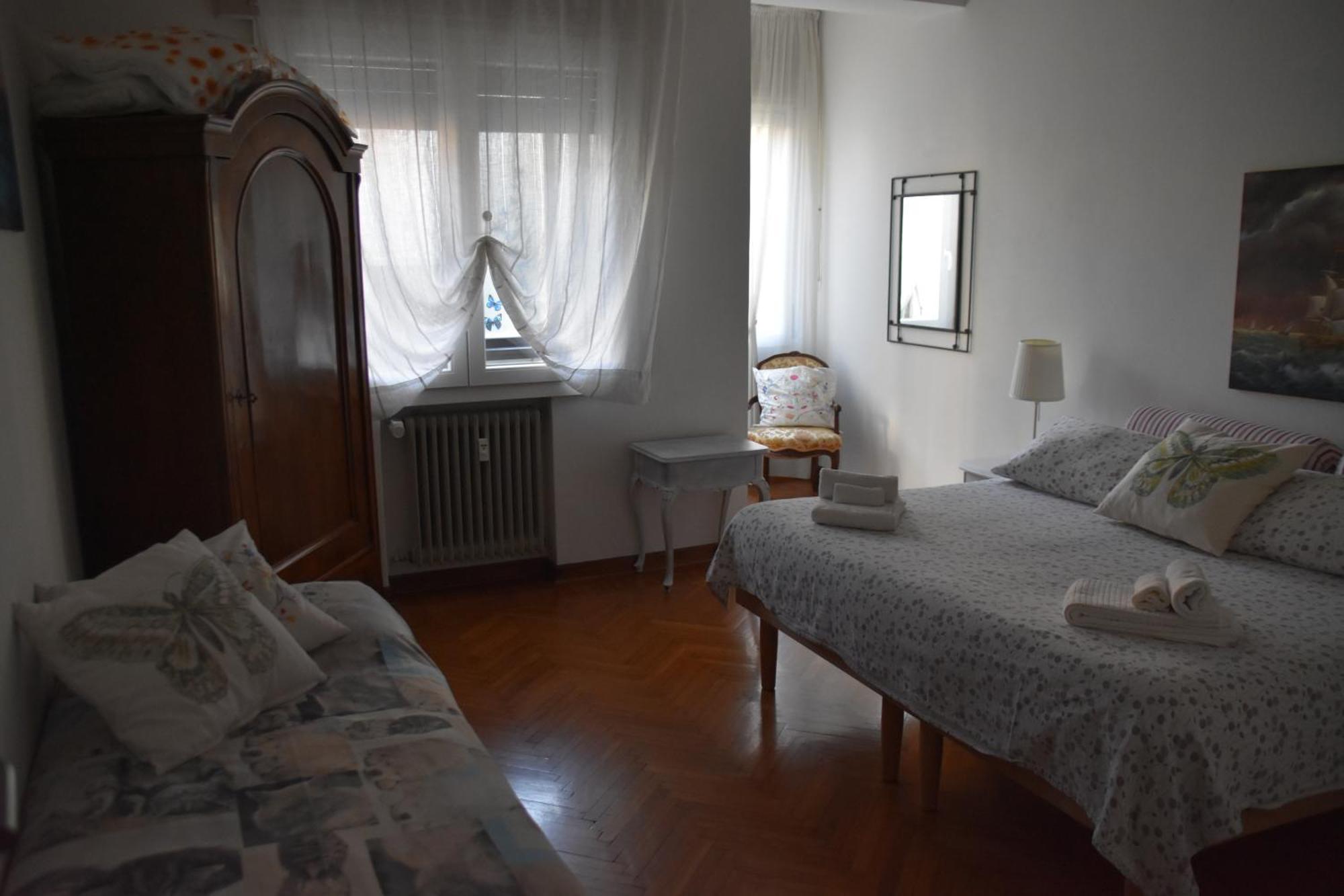 Residenza Delle Farfalle-tripla Con Bagno Privato E Matrimoniale Con Bagno Condiviso *